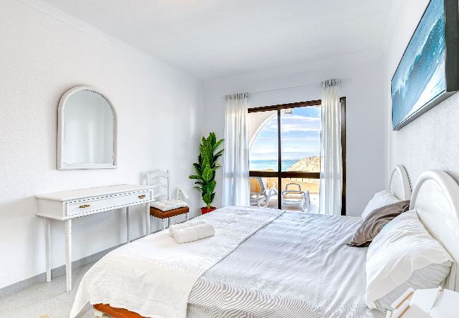 Apartment in Carvoeiro -  Shanta Spacious 3 Bedrooms Apartment Overlooking the Beach 