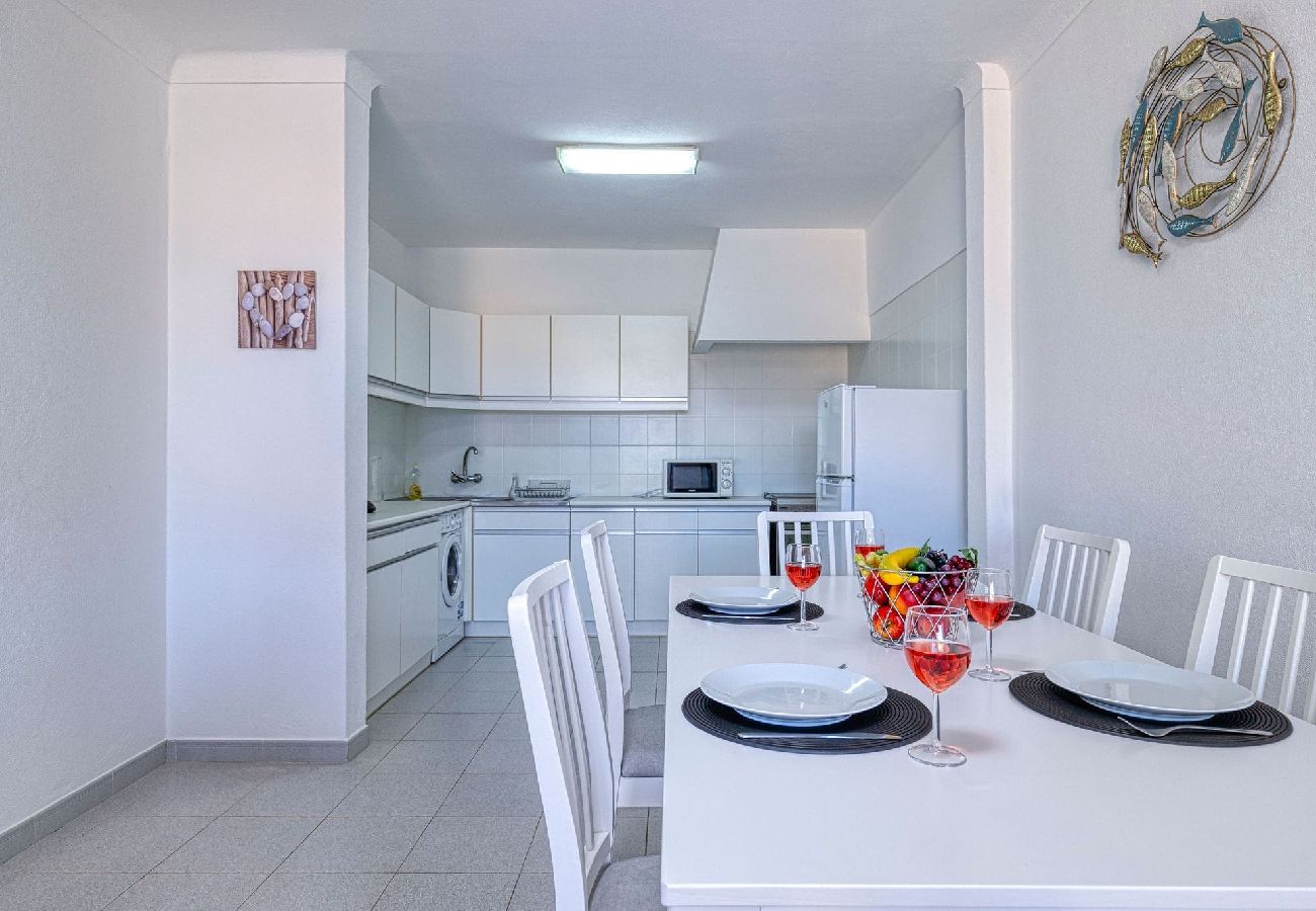 Apartment in Carvoeiro -  Shanta Spacious 3 Bedrooms Apartment Overlooking the Beach 