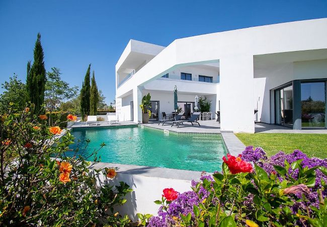 Villa/Dettached house in Carvoeiro - Casa Blanca Magnificente 4 Bedroom  Villa With Modern Desgin