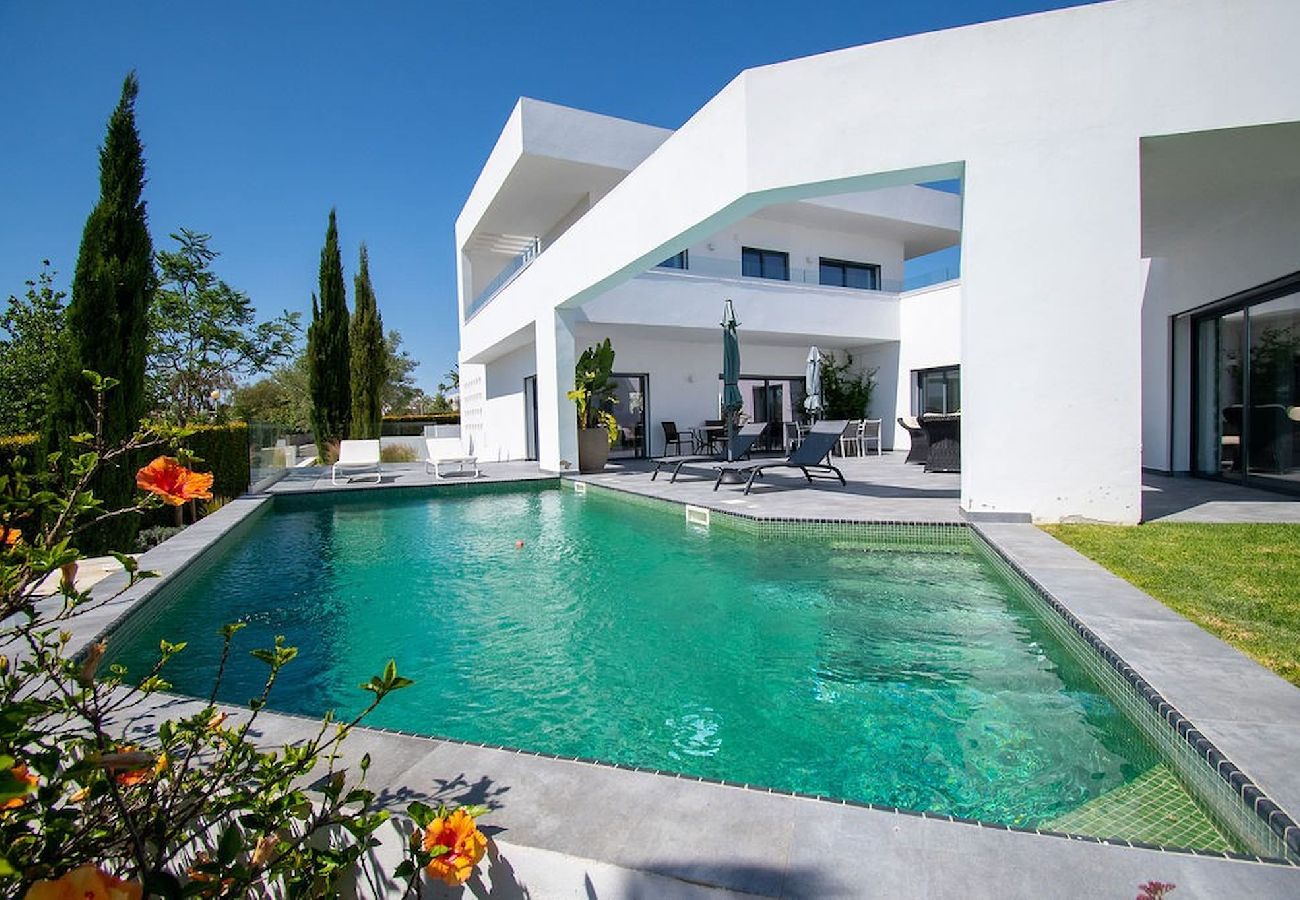 Villa in Carvoeiro - Casa Blanca Magnificente 4 Bedroom  Villa With Modern Desgin