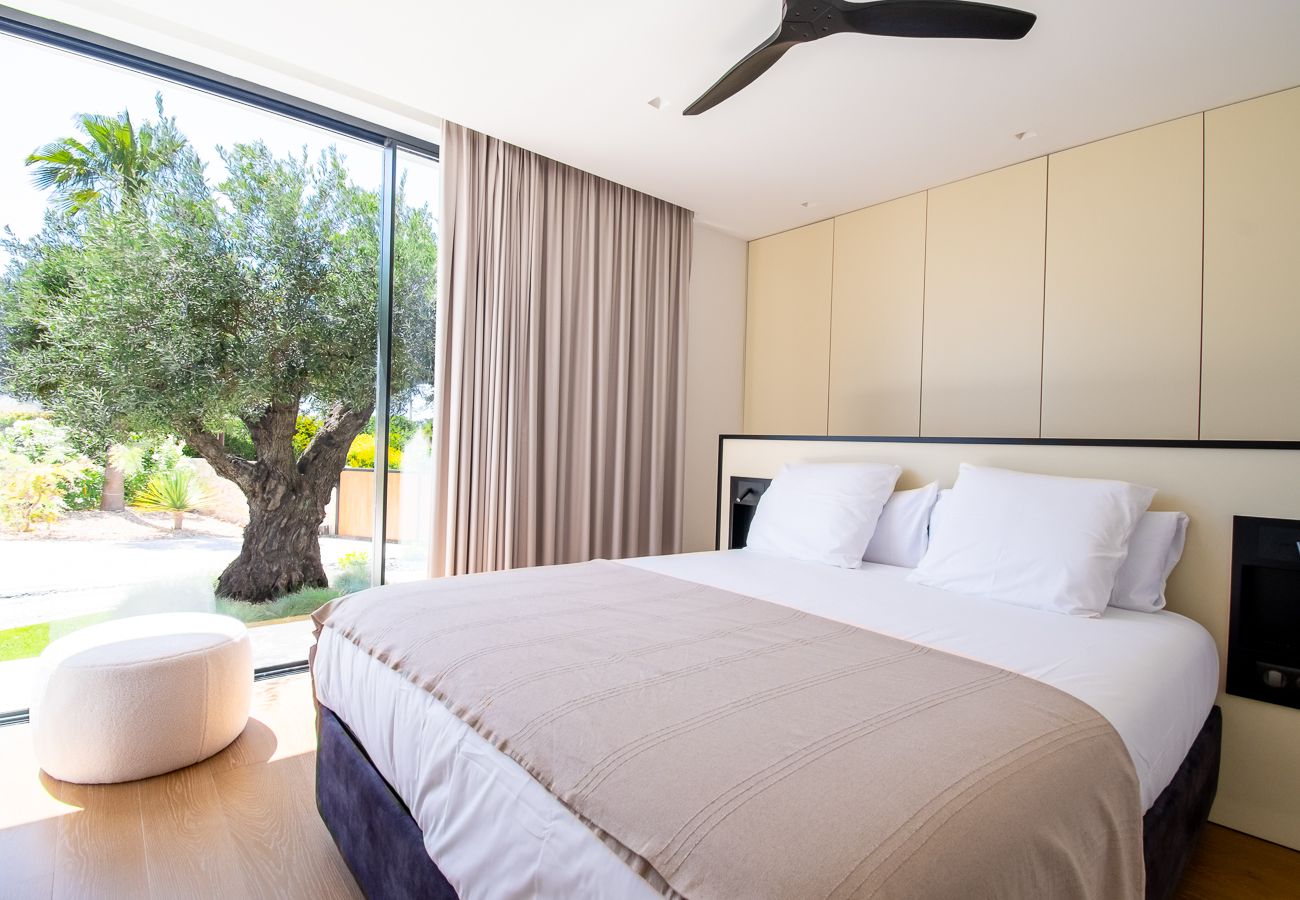 Villa in Carvoeiro - Villa Cactus, modern villa with two private swimming pools walking distance to the beach 