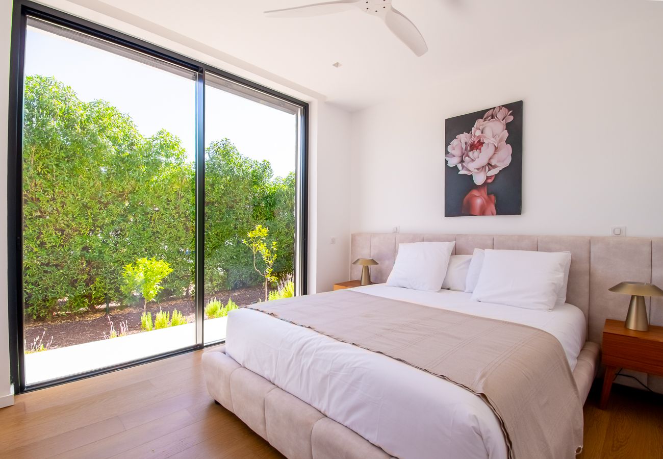 Villa in Carvoeiro - Villa Cactus, modern villa with two private swimming pools walking distance to the beach 