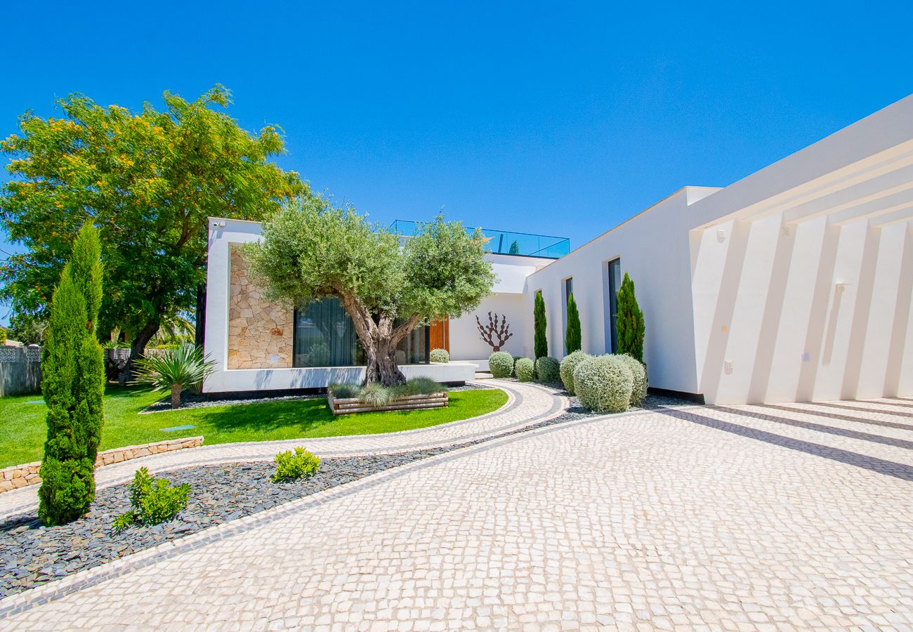 Villa in Carvoeiro - Villa Cactus, modern villa with two private swimming pools walking distance to the beach 