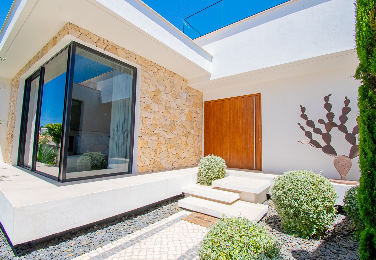Villa in Carvoeiro - Villa Cactus, modern villa with two private swimming pools walking distance to the beach 