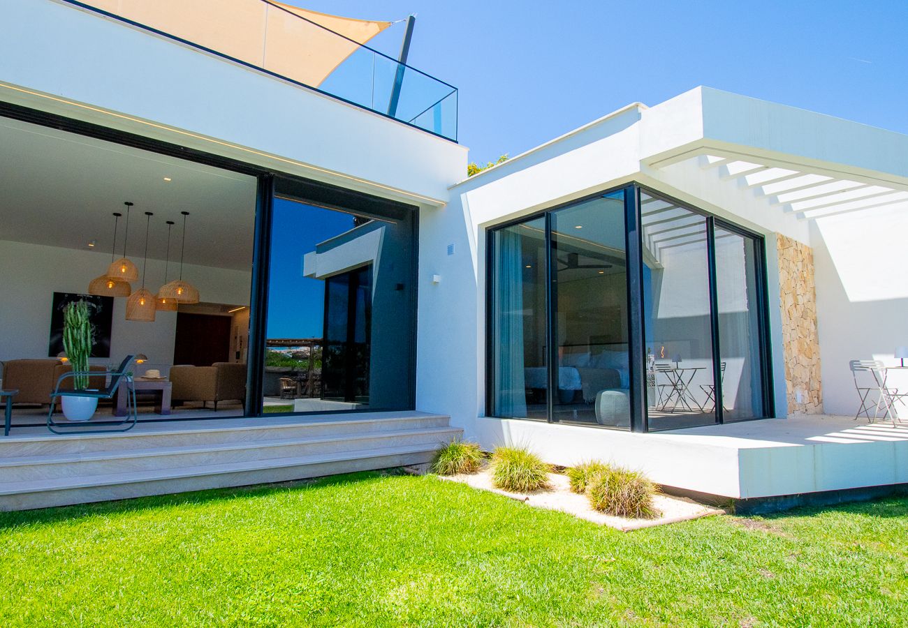 Villa in Carvoeiro - Villa Cactus, modern villa with two private swimming pools walking distance to the beach 