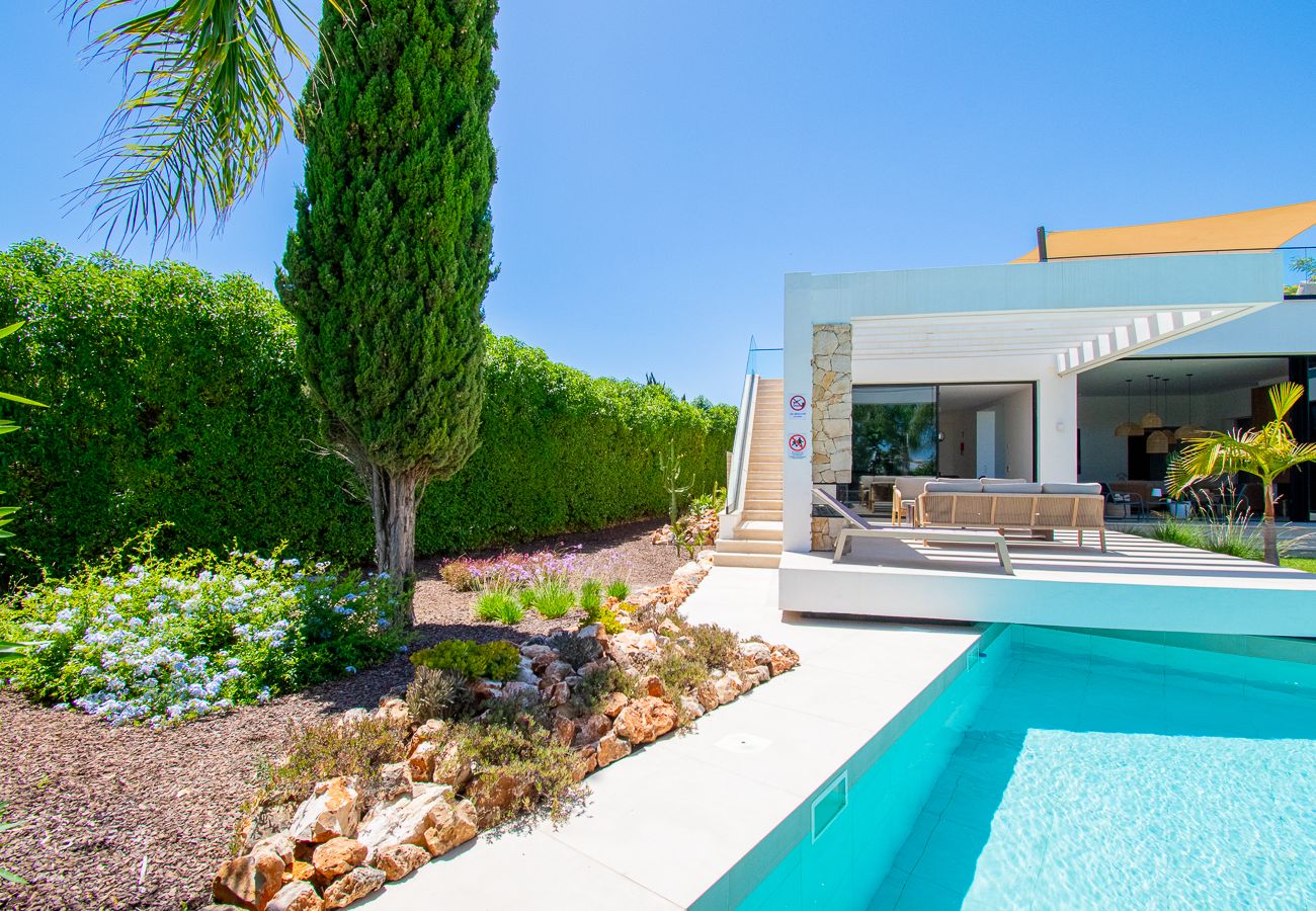 Villa in Carvoeiro - Villa Cactus, modern villa with two private swimming pools walking distance to the beach 