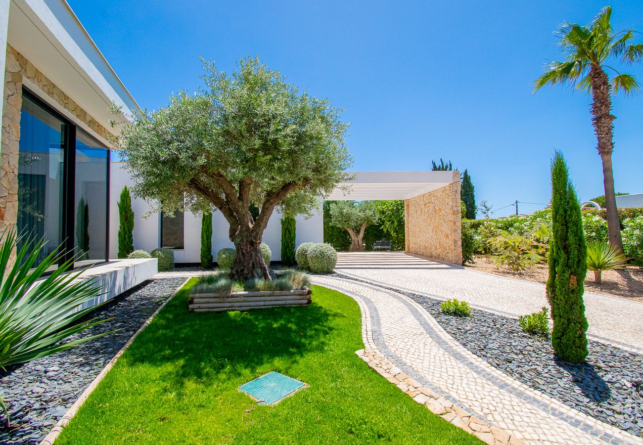 Villa in Carvoeiro - Villa Cactus, modern villa with two private swimming pools walking distance to the beach 