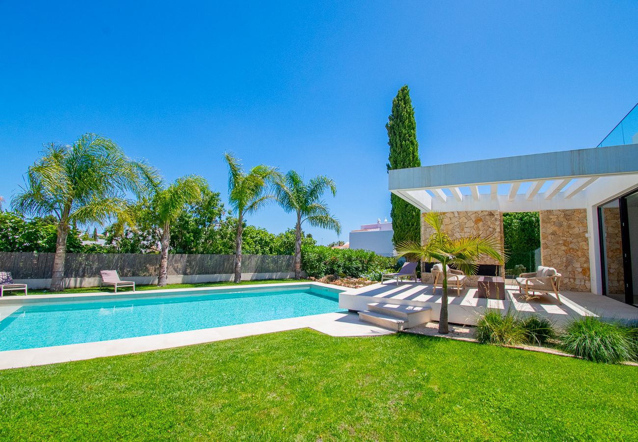 Villa in Carvoeiro - Villa Cactus, modern villa with two private swimming pools walking distance to the beach 
